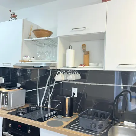 Apartment With Free Parking *